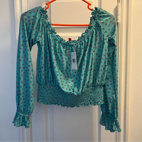 Guess
Guess long sleeve crop top floral pattern. Size L - Picture 12 of 12